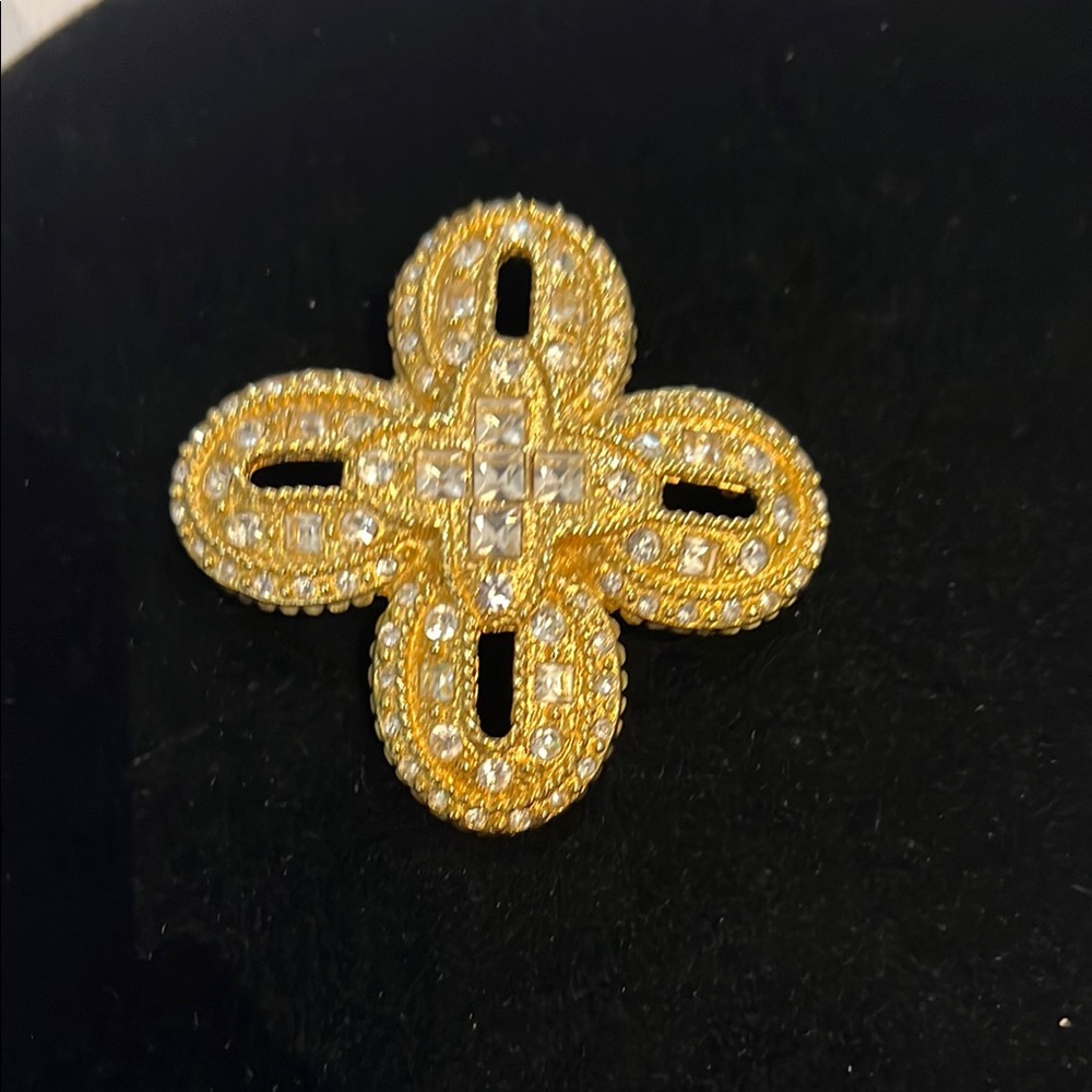 Gold-Tone Brooch with Swarvoski crystals